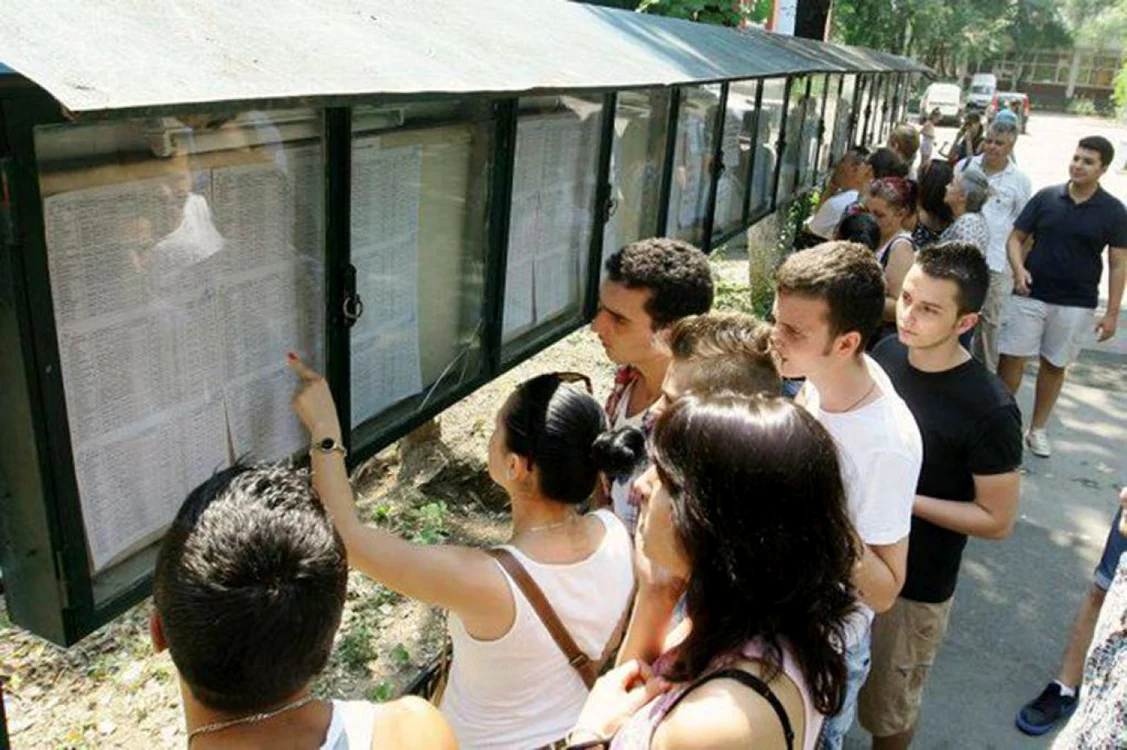 În Argeş sunt aproape 700 de elevi înscrişi din promoţiile anterioare FOTO: ziarulargesul.ro