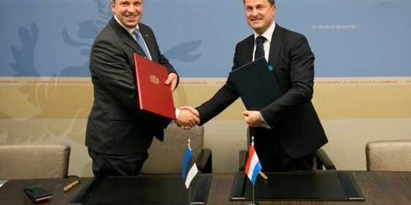 Juri Ratas si Xavier Bettel au semnat un acord cu privire la deschiderea primei e-ambasade din lume FOTO Twitter @ratasjuri