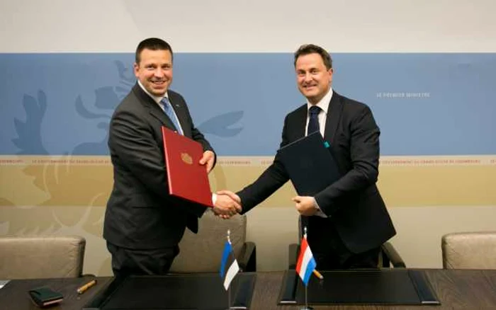 Premierul estonian Juri Ratas (stânga) şi omologul său luxemburghez Xavier Bettel îşi strâng mâna după semnarea acordului cu privire la deschiderea primei e-ambasade din lume FOTO Twitter @ratasjuri