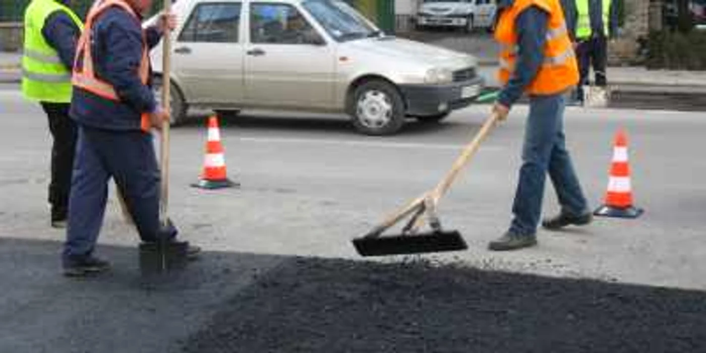 Zeci de angajaţi ai Direcţiei de Servicii Comunale sunt angrenaţi pentru lucrările de asfaltare