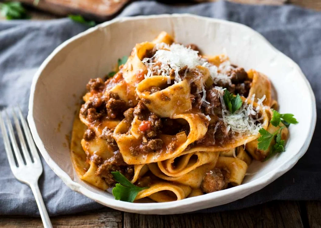 ragu de carnati si carne de vita cu paste jpeg