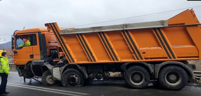 Camion implicat într-un accident pe DN 7 în Vâlcea la Gura Văii - Bujoreni soldat cu două victime Foto Adevărul.jpg