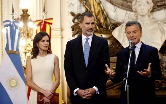 Cuplul regal spaniol, primit într-un final de preşedintele argentinian Mauricio Macri (primul din dreapta) FOTO EPA-EFE