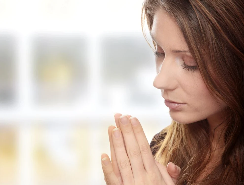 Specialiştii recomandă meditaţia sau rugăciunea timp de 10-20 de minute pe zi FOTO: Shutterstock