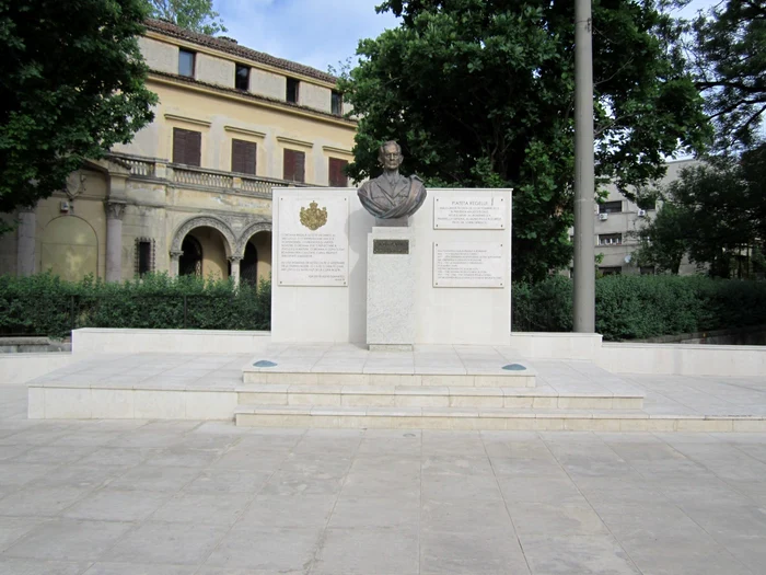 Statuia Regelui Mihai I, din Piaţeta Regelui. FOTO Mădălina Mihalache