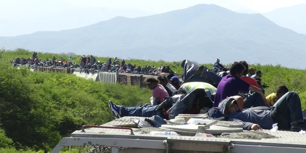  Mexicani spera sa ajunga  in SUA calatorind pe vagoanele unui tren de marfă cunoscut sub numele de La Bestia  în Ixtepec  statul mexican Oaxaca FOTO Reuters
