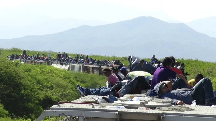 Locuitorii din America Centrală se urcă pe marfare pe care le numesc „La Bestia” sau „El tren de la muerte” FOTO Reuters