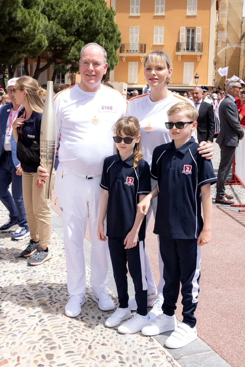 Printul Albert de Monaco si Printesa Charle, cu copiii Printul Jacques si Printesa Gabriella cu flacara olimpica Eric Mathon, Axel Bastello, Michael Alesi, Gaetan Luci, Palatul Princiar (19) jpg