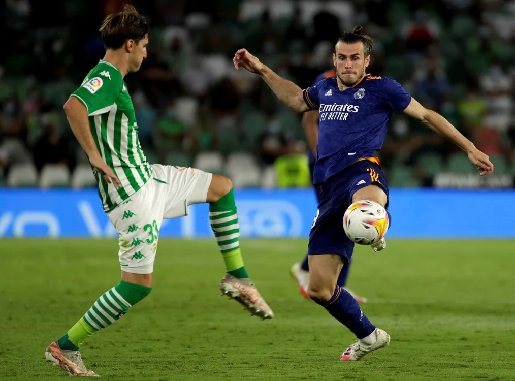 
    Gareth Bale se luptă cu apărarea lui BetisFoto: EPA-EFE  