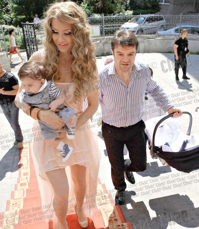 
    Graţiela  a purtat o  rochie care  i-a pus silueta  în valoare  