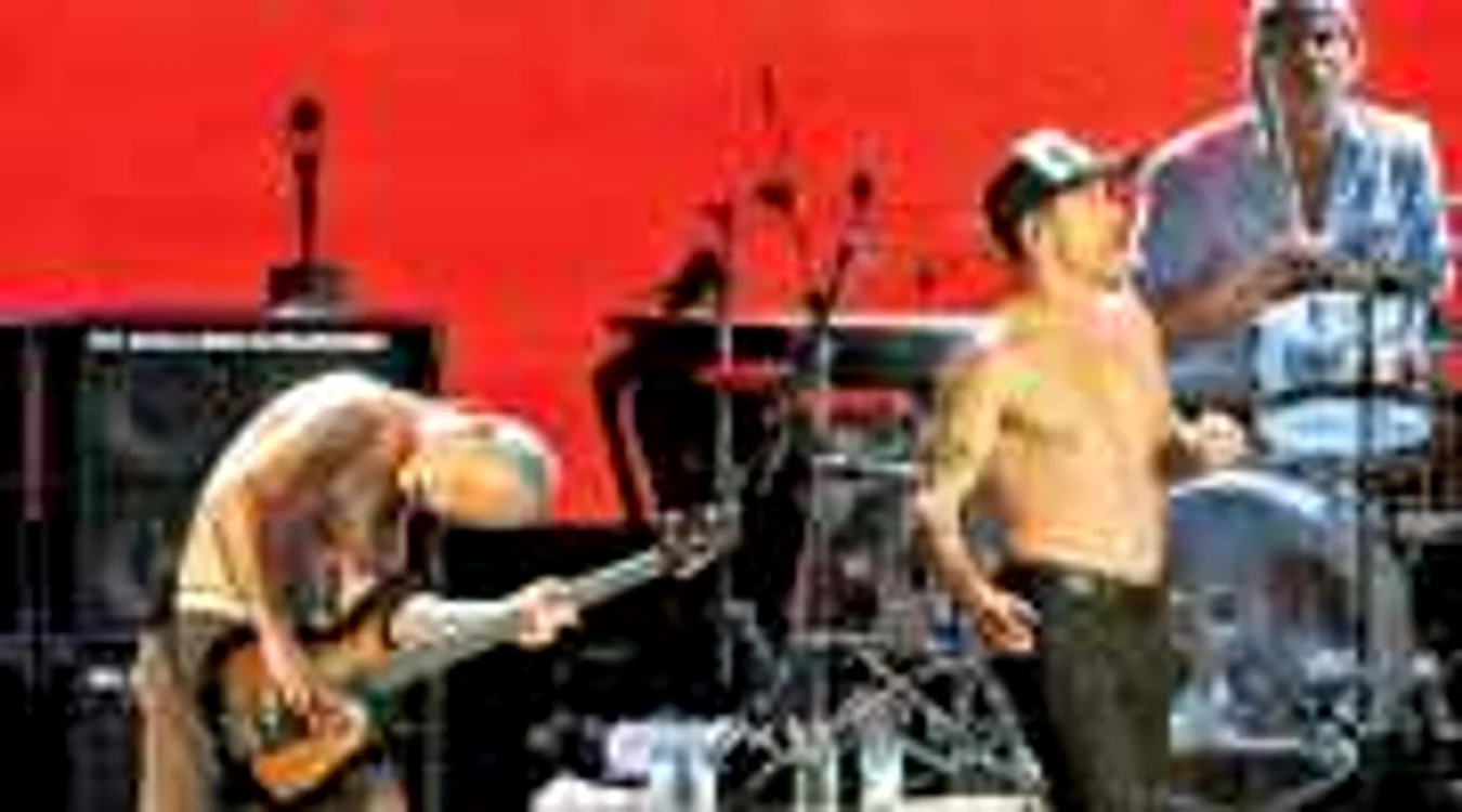 Red Hot Chili Peppers sosesc astăzi la Bucureşti  