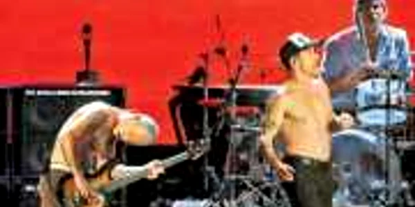 Red Hot Chili Peppers sosesc astăzi la Bucureşti  