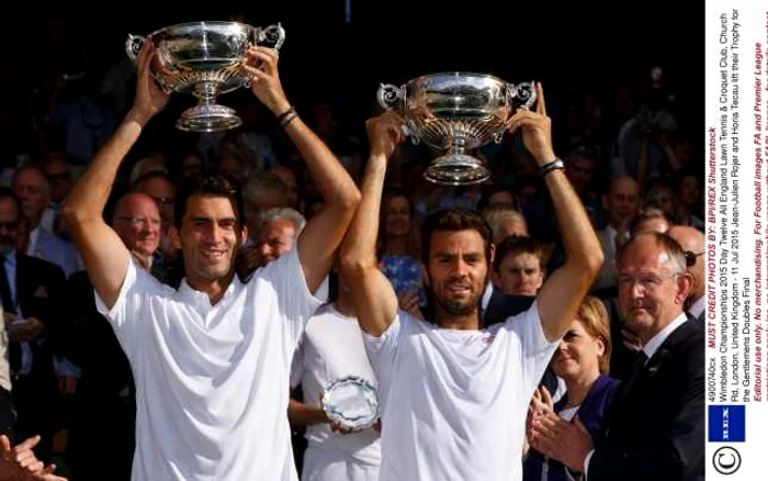 Horia Tecău şi Jean-Julien Rojer, cu trofeul de la Wimbledon  FOTO Guliver/Rex Features