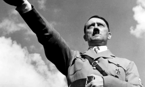 Hitler îşi obliga soldaţii să poarte în geantă câte o femeie gonflabilă jpeg