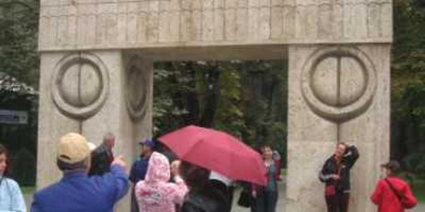 Târgu-Jiu: Turiştii au venit să vadă operele lui Brâncuşi chiar şi pe timp de ploaie