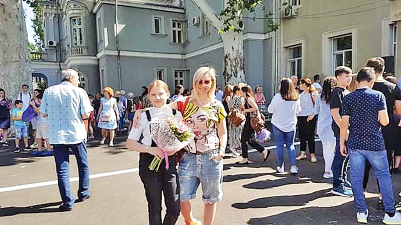 Mihaela Cernea, în curtea şcolii la serbarea de final de an a fiicei sale, Leia