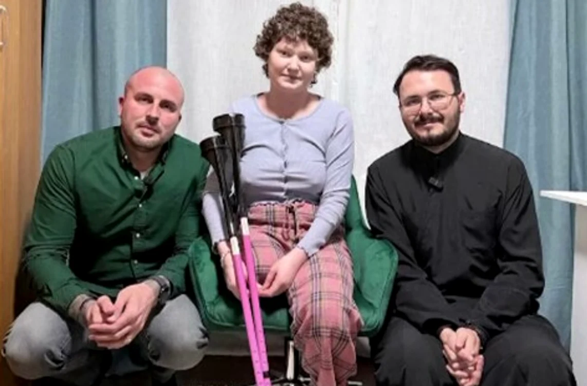 Andreea, înconjurată de cei doi salvatori ai ei FOTO: Facebook/Dani Cek