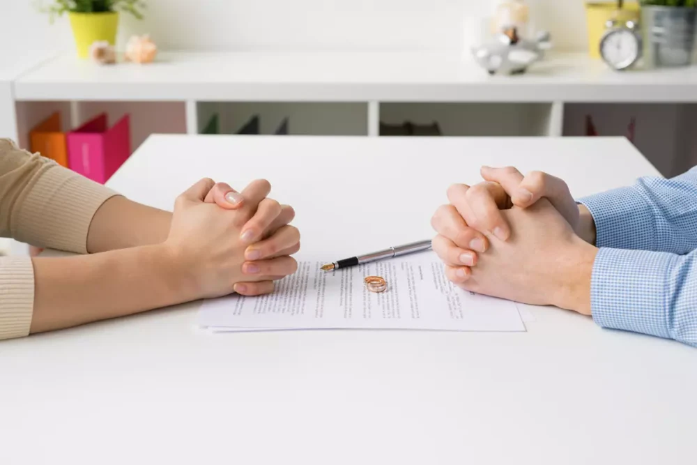 Soțiile ar putea păstra numele din timpul căsătoriei după divorț, potrivit unui proiect de lege