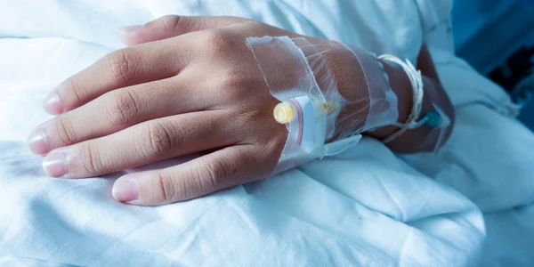 mana copil spital perfuzie branula foto shutterstock