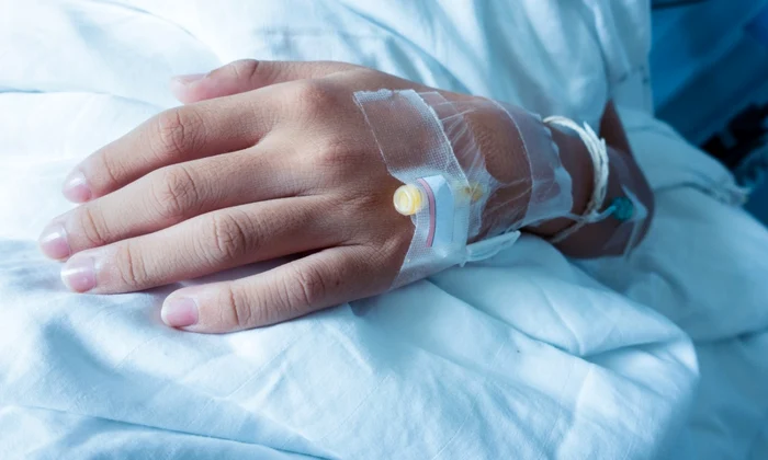 mana copil spital perfuzie branula foto shutterstock
