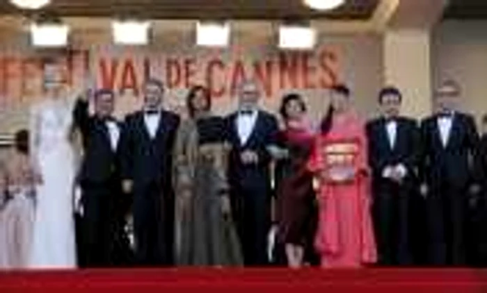 Membrii juriului Festivalului de FIlm de la Cannes, ediţia a 66-a, de la stânga la dreapta: actriţa Nicole Kidman, actorul şi directorul Daniel Auteuil, directorul de film Ang Lee, actriţa Vidya Balan, preşedintele juriului Steven Spielberg, directorii de film Lynne Ramsay, Naomi Kawase şi Cristian Mungiu şi actorul Christoph Waltz FOTO Reuters