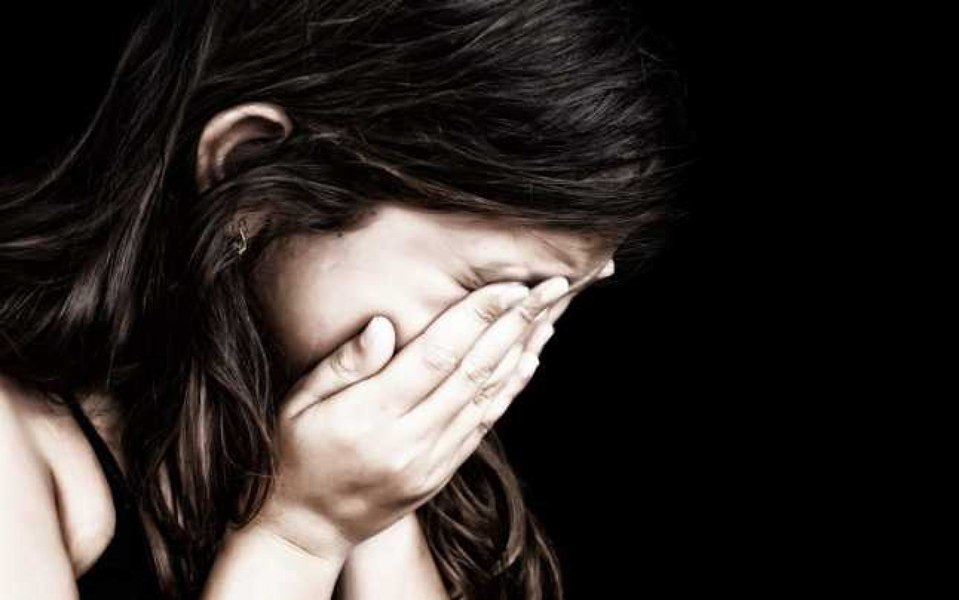 Bărbat de 58 de ani, cercetat pentru viol asupra unui minor și corupere sexuală. Și-ar fi forțat nepoata de opt ani să vizioneze filme pentru adulți