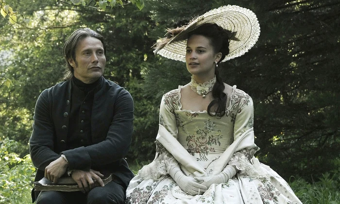 Alicia Vikander în rolul Reginei Caroline Mathilde a Danemarcei și Norvegiei și Mads Mikkelsen în rolul lui Johann Friedrich Struensee în filmul Magnolia profimedia 0124529711 jpg