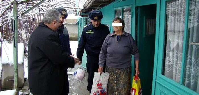 Oamenii sărmani au primit pachete cu alimente Foto: Poliţia de Frontieră Călăraşi