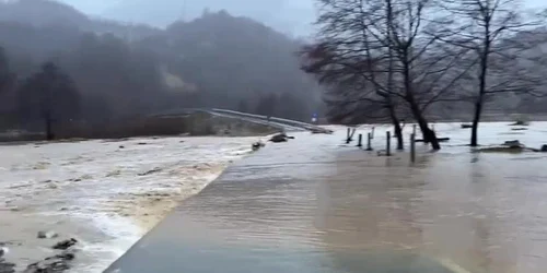 Urgie şi pe Valea Lotrului - Vâlcea: drumuri naţionale şi locale acoperite de ape, sau de aluviuni, gospodării inundate 