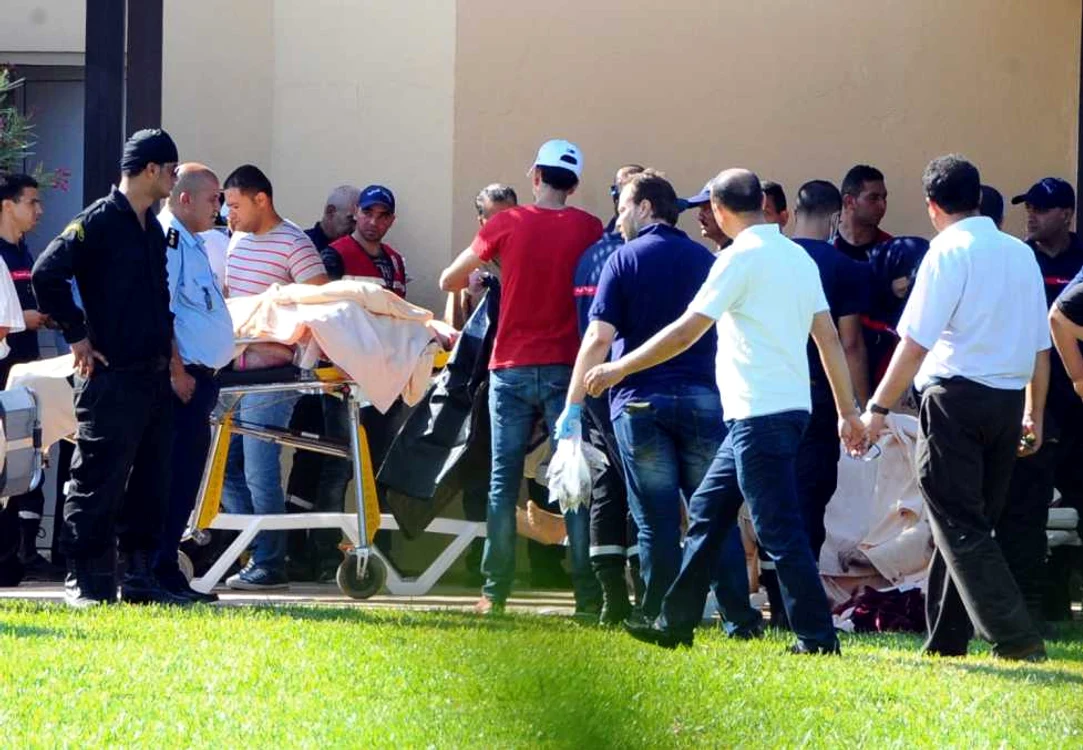 Multe alte persoane sunt rănite sau date dispărute, aşadar numărul celor decedaţi în atentatele teroriste din Tunisia, e posibil să crească FOTO AP