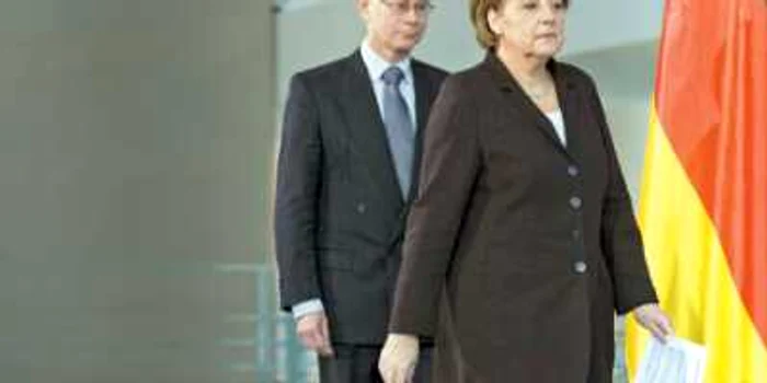 Cancelarul german, Angela Merkel, împreună cu preşedintele  Consiliului European,  belgianul Herman  Van Rompuy  