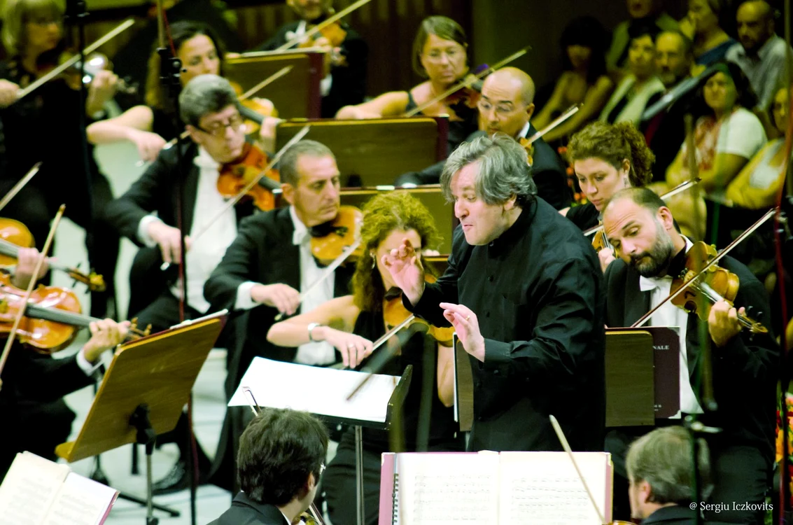 Dirijorul Antonio Pappano conducând Orchestra Academiei Naţionale Santa Cecilia, în Simfonia a IX-a de Dvořák FOTO: Sergiu Iczkovits