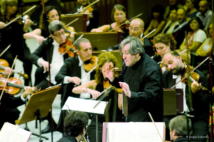 Dirijorul Antonio Pappano conducând Orchestra Academiei Naţionale Santa Cecilia, în Simfonia a IX-a de Dvořák FOTO: Sergiu Iczkovits