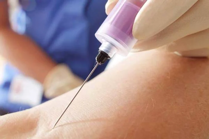 Bărbatul de 44 de ani a fost supus, alături de alte 49 de persoane, unui tratament experimental