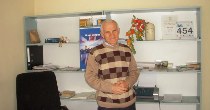 Nicolae Pop adună 35 de sortimente de plante medicinale.