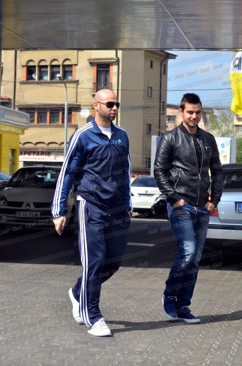 Kiriţă a alimentat autoturismul şi apoi a servit o cafea alături de un prieten (foto: Alex Muscaliu)