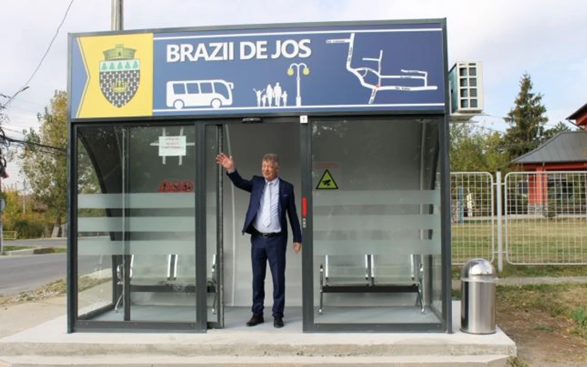
    În localitatea Brazi, din județul Prahova, sunt 11 stații de autobuz ca în Dubai, cu uşi automate, buton de panică, aer condiţionat și camere de supraveghereFOTO: stirileprotv.ro  