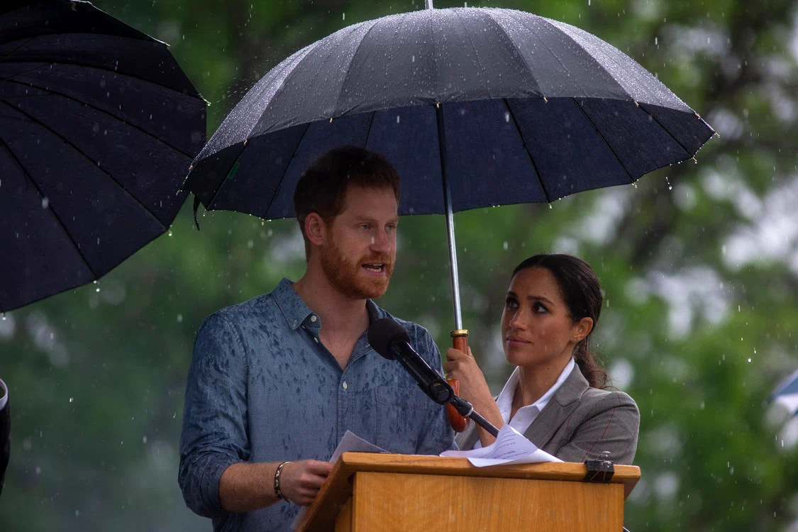 După ce și-a încheiat discursul, Prințul Harry a ținut el umbrelafoto: Getty Images