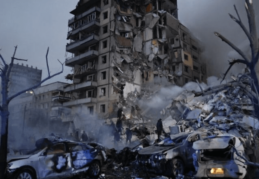 FOTO | VIDEO. Imagini dramatice cu blocul din Dnipro lovit de racheta rusească. O femeie a supraviețuit în mod miraculos printre dărâmături