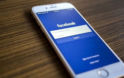 Dacă ai iPhone, vei putea transmite live pe FacebookFoto: venturebeat.com