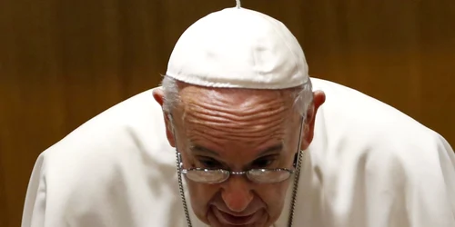 Papa Francisc vorbeşte cu un cardinal înainte de începerea Sinodului Episcopilor la Vatican. FOTO AP