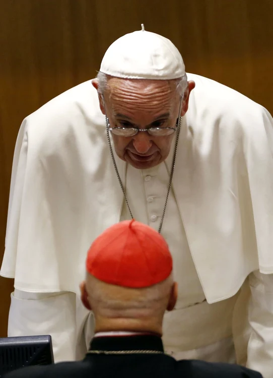 Papa Francisc vorbeşte cu un cardinal înainte de începerea Sinodului Episcopilor la Vatican FOTO AP