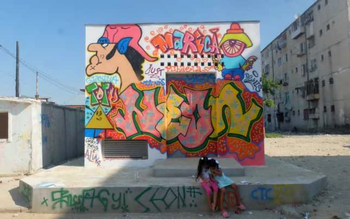 Elevii de la şcoala 136 şi din Centrul de Educaţie Alternativă au făcut un graffiti ca să mai coloreze atmosfera gri şi murdară de pe Aleea Livezilor din Ferentari FOTO Anca Vancu