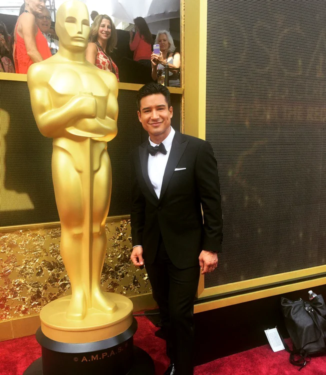 Mario Lopez s-a pozat mândru lângă replica trofeului râvnit de toţi actorii