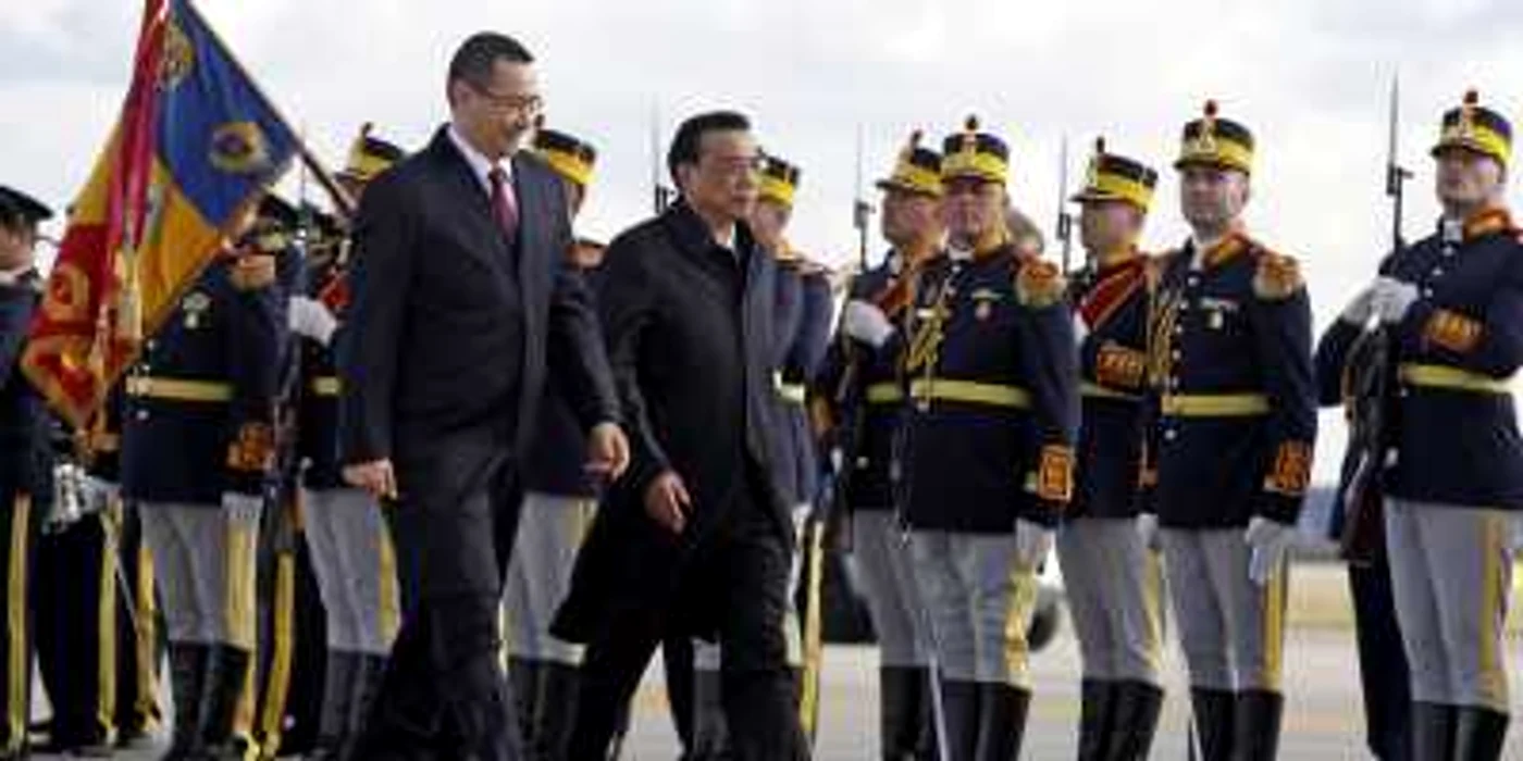 Premierul Chinei, Li Keqiang, a fost întâmpinat pe Aeroportul Otopeni de primul-ministru român Victor Ponta FOTO Reuters