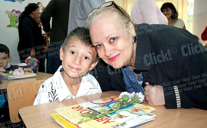 În clasă, Ayan  și bunica s-au  fotografiat lângă  primele manuale