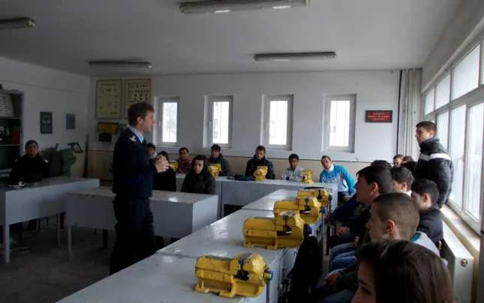 Adolescenţii, instruiti de pompieri Foto:ISU Călăraşi