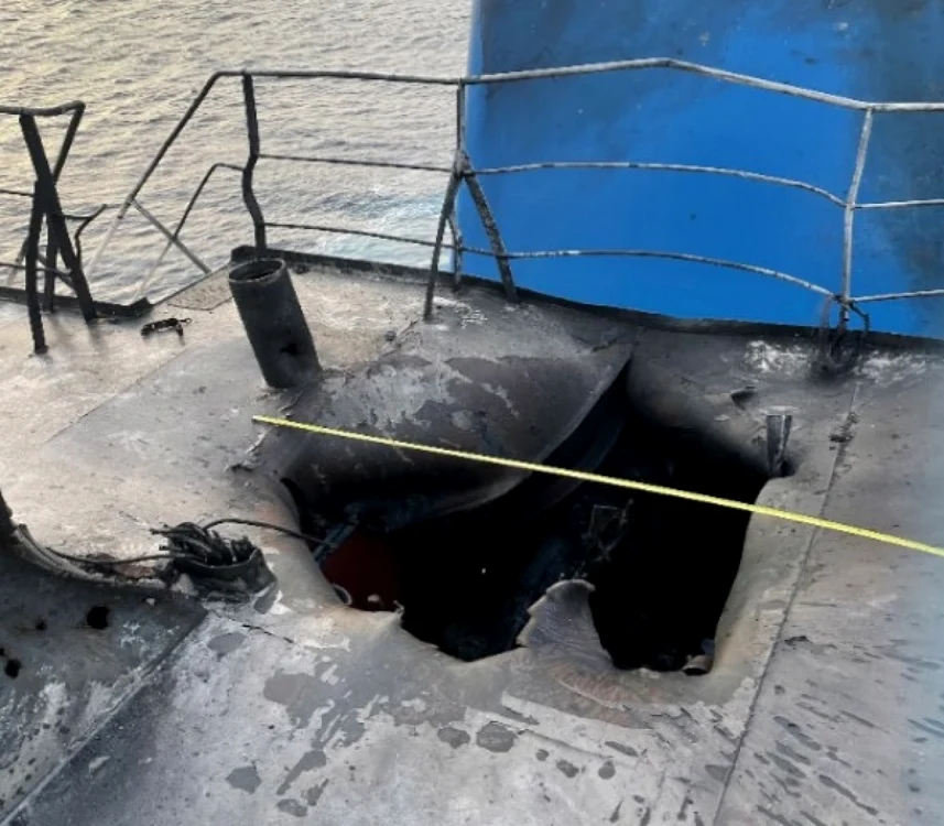 Gaura provocată de explozie pe puntea petrolierului Mercer Street FOTO Armata SUA via G4Media.ro