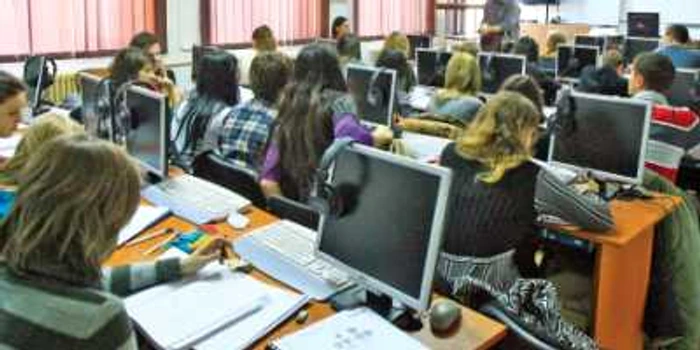 Studenţii din anul I, la ora de japoneză predată de lectorul Roman Paşca