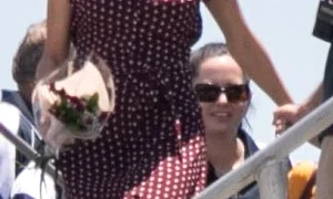 Meghan Markle a uimit admiratrii în rochia albă cu buline de graviduţă jpeg